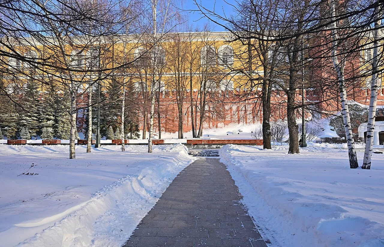 Зимний вечер в Александровском саду, Москва. Архив, 2026